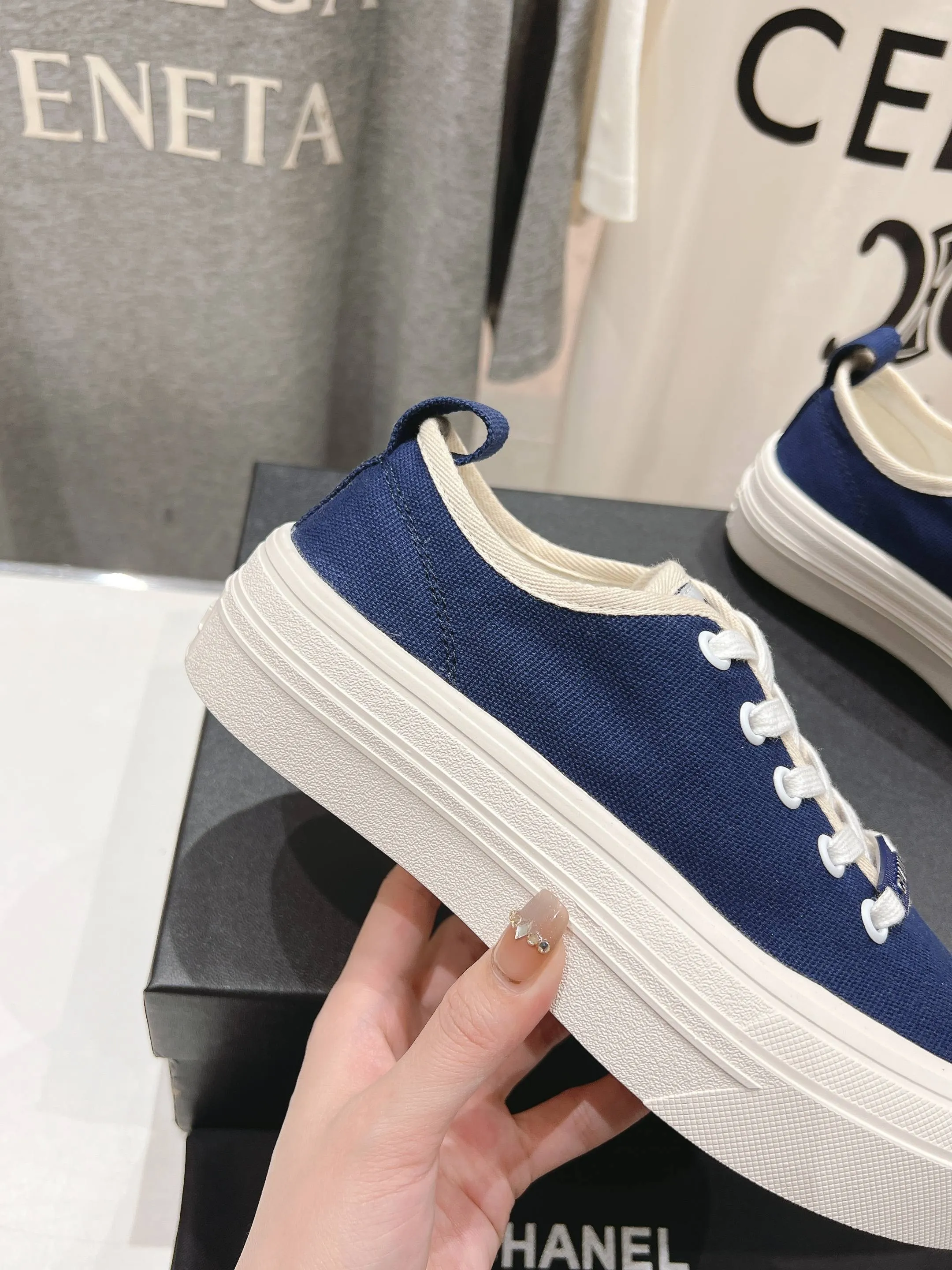 👟👟Ex-factory price 400👟👟 Chanel* Xiaoxiang 2025ss latest casual shoes, the currently super popular biscuit shoes. Internet celebrity Xiaohongshu is crazy about hot recommendations. The silly and cute style has a retro flavor! The shape is special and very recognizable. It makes your legs slimmer and longer. It is absolutely powerful. It is also very comfortable to wear. It has good looks. It is comfortable and increases your height. I must recommend it to everyone. The main feature of this year's series is minimalist style. ✔Fabric: original customized canvas. ✔Feet: water-dyed cowhide, comfortable on the feet. ✔Outsole: open-molded high-elastic rubber platform sole. ✔Number: 35-39.